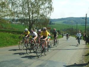 Auf der Abschlussetappe der Ostthüringen Tour, dem Straßenrennen über die "Liebsfrau", holt so mancher Nachwuchsrenner noch das Letzte aus sich heraus, um sich im Gesamtklassement um einige Plätze zu verbessern.