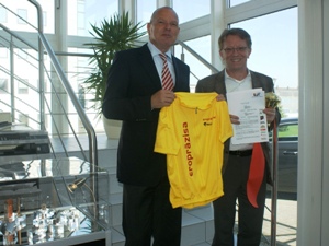 eropräzisa-Geschäftsführer Thomas Richter und SSV-Präsident Wolfgang Reichert präsentieren die Führungstrikots des Geraer Nachwuchs-BahnCups 2010