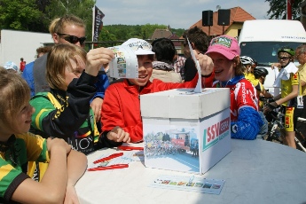 Teilnehmer der diesjährigen Ostthüringen Tour bei ihrer Stimmabgabe im Verlauf der 1. Etappe im Areal der Geraer Radrennbahn.