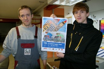 Drucker Mario Kirsten und Schüler Ronny Jentzsch präsentieren das erste gedruckte Plakat für die 10. Ostthüringen Tour 2012.