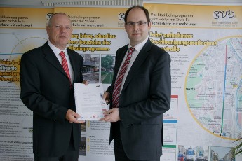 Geraer Verkehrsbetrieb GmbH auch 2012 ein sicherer Partner für die Ostthüringen Tour. Eine entsprechende vertragliche Vereinbarung wurde von Tourgesamtleiter Wolfgang Reichert und GVB-Geschäftsführer Ralf Thalmann unterschrieben.