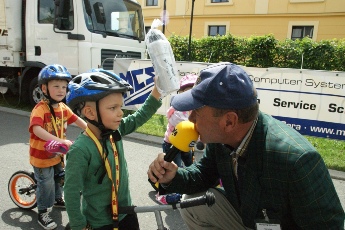 Nach dem Zieleinlauf beim Laufradrennen erst einmal ein Interview.