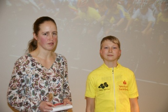 Sportliche Leiterin Heike Schramm und U11-Vorjahresssieger Lucas Küfner informieren die Anwesenden über Eckdaten der 13. Ostthüringen Tour.