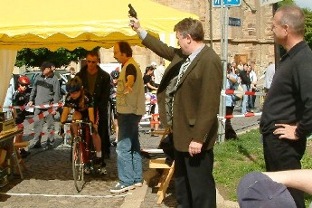 2003 - Der damalige Oberbürgermeister der Stadt Gera, Ralf Rauch, gab den Startschuss zum Prolog der 1. Ostthüringen Tour 2003.