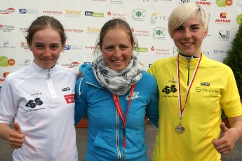 SSV-Trainerin Heike Schramm mit ihren beiden erfolgreichen Sportlerinnen Lena-Fabienne Franke und Anne Sprigode.