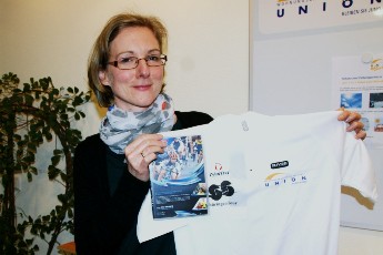 Susan Seifert, verantwortlich für Marketing/Öffentlichkeitsarbeit bei der Geraer WBG UNION eG, präsentiert das Trikot für die erfolgreichsten Geraer Nachwuchssportler.