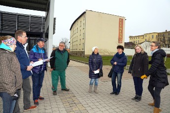 Treffen der Organisatoren mit den zuständigen verantwortlichen Gremien vor der Panndorfhalle, dem Organisationszentrum der 14. Ostthüringen Tour während des Prologtages am 22. April 2016.
