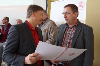 Die Ehrenplakette mit Urkunde an Hilmar Schmidt wird überreicht von Uwe Jahn, Präsident des Thüringer Radsport-Verbandes e.V.