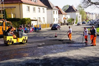 Straenausbesserungsarbeiten in Gera-Debschwitz.