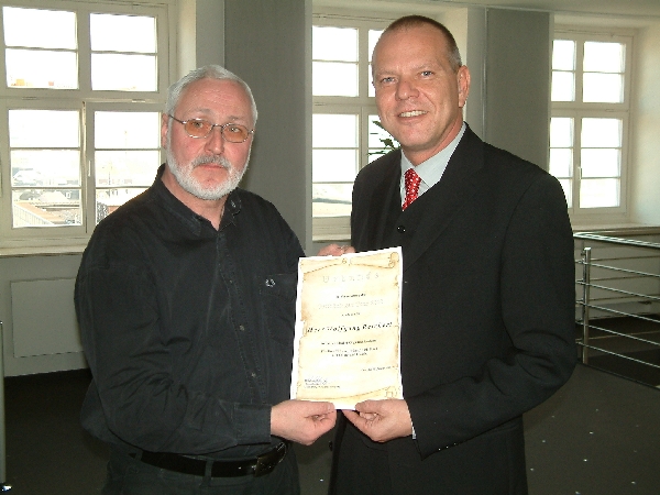 Wolfgang Reichert erhält die Ernennungsurkunde zum Gesamtleiter der Ostthüringen Tour 2003