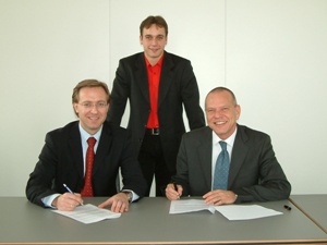 Bernd Müller, Christian Magiera und Wolfgang Reichert (v.l.) bei der Sponsorenvertragsunterzeichung