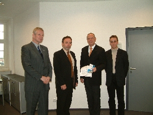 Ernst Knabe, Peter Lange, Wolfgang Reichert und Christian Magiera (v.l.) bei der Vertragsunterzeichnung