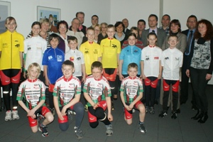 Beim Sponsorentreffen präsentieren SSV-Sportler die bei der Ostthüringen Tour zu vergebenden Wertungstrikots.