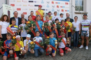 Die drei Erstplatzierten jeder Altersklasse und die Träger der Wertungstrikots der 8. Ostthüringen Tour 2010 beim abschließenden Fototermin.
