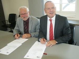Die Vereinbarung zum Plakatwettbewerb unterzeichnen Wilfried Martin, Schulleiter des Zabelgymnasiums, und Wolfgang Reichert, Präsident des SSV Gera 1990 e.V.