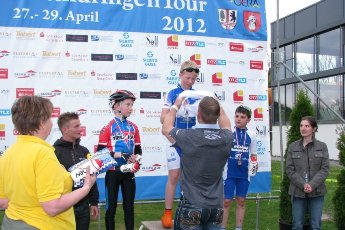 Die erfolgreichen SSV-Spitzensportler Tina Liebig, René Enders und Robert Förstemann lassen es sich nicht nehmen, die Radsportelite von morgen bei der Ostthüringen Tour zu ehren - hier bei der Siegehrung für die U13-Schüler.