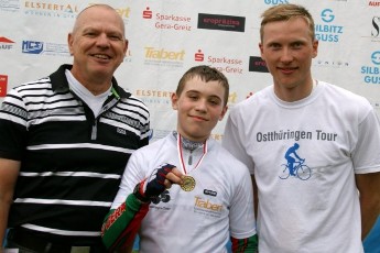 SSV-Präsident Wolfgang Reichert und Trainer Lucas Schädlich gratulieren Domenik Wolf zu seinem Sieg beim Rundstreckenrennen im U13-Rundstreckenrennen.