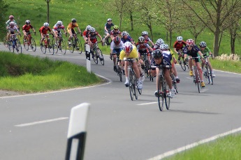 Rasante Abfahrt: Die männliche U13-Klasse beim Straßenrennen in Münchenbernsdorf. In diesem Jahr rollt die Ostthüringen Tour bei ihrer zwölften Austragung vom 16. bis 18. Mai 2014 (Archivbild)