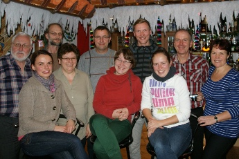 Die Arbeit im Org-Team: konstruktiv und hoch motiviert. Doch die Mitglieder können auch feiern, so nach der letzten Sitzung im Dezember bei Familie Metzner in der „Kaktus-Bar“.