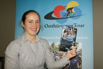 Heike Schramm, Sportliche Leiterin der Ostthüringen Tour, präsentiert die DVD der 12. Ostthüringen Tour.