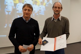 Für sein ehrenamtliches Engagement wird Jens Wenzel vom SSV Gera 1990 e.V. mit der Ehrenplakette des Thüringer Radsport-Verbandes geehrt. Die Ehrenplakette mit Urkunde wurde überreicht von TRV-Präsident Uwe Jahn.