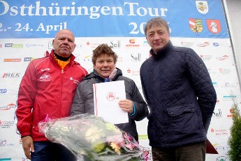 Uwe Jahn, Präsident des Thüringer Radsport-Verbandes, ehrt gemeinsam mit dem Tour-Gesamtleiter Wolfgang Reichert Ilona Wenzel vom SSV Gera für ihr ehrenamtliches Engagement mit der TRV-Ehrennadel.