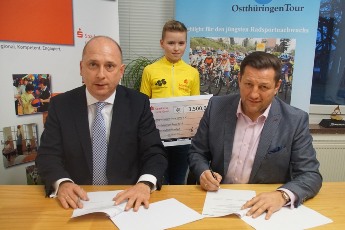 Markus Morbach und Olaf Albrecht bei der Unterzeichnung der Vereinbarung zur Förderung der 15. Ostthüringen Tour.