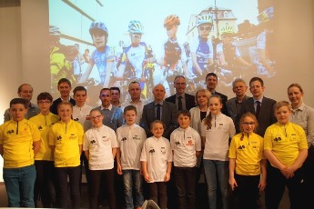 SSV-Nachwuchssportler präsentieren gemeinsam mit Förderern und der Sportlichen Leiterin die Wertungstrikots für die 15. Ostthüringen Tour.