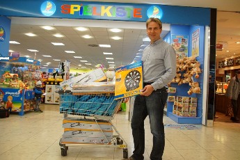 Einen ganzen Einkaufswagen hatte Thomas Schenderlein von der Vedes Spielkiste in den Gera-Arcaden mit Sachpreisen für die Ostthüringen Tour gefüllt.