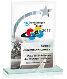 Den Pokal des Thüringer Ministerpräsidenten erhält der Gesamtsieger des Jedermannrennens Rund um Münchenbernsdorf am 30.04.2017.