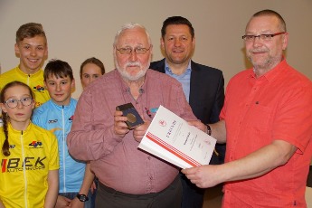 Reinhard Schulze erhlt die Ehrenplakette des TRV von Knut Wesser im Beisein von SSV-Prsident Olaf Albrecht.