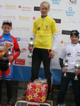Der Meininger Tim Oelke gewinnt zum zweiten Mal das Gelbe Trikot der Ostthrigen Tour 2013 als Gesamtsieger der Altersklasse U13.