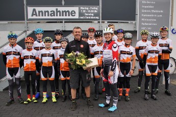 Radsportler des SSV Gera mit Trainerin Heike Schramm gratulieren Andreas Hdrich zum 75. Jubilum seines Autohauses und sagen Danke fr ber 10 Jahre Untersttzung bei der Ausrichtung der Ostthringen Tour.