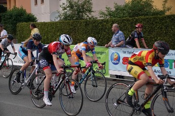 U15-Fahrerinnen auf der Strecke der Ostthringen Tour.