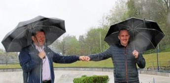 Die Sponsoren lassen den SSV Gera nicht im Regen stehen. Die TEAG, vertreten durch Roy Hildebrandt, untersttzt erstmals die Ostthringen Tour - zur Freude von Vereinsprsident Olaf Albrecht. (Foto: Andreas Rabel)