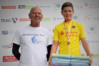 Felix Jerzyna siegte im Kriterium der U13m fr den gastgebenden SSV Gera. Das Gelbe Wertungstrikot der Sparkasse berreichte SSV-Ehrenprsident Wolfgang Reichert.