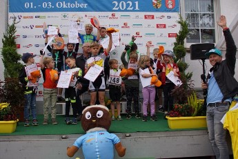 Alle Teilnehmer beim Kids-Cup feiern anschlieend auf dem Siegerpodest. (Archivbild OTT2021)