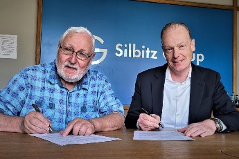 Unterzeichnung der Sponsorenvereinbarung zwischen dem SSV Gera 1990 e.V. und der Silbitz Group GmbH: Org-Leiter Reinhard Schulze und Geschftsfhrer Dr. Torsten Tiefel.