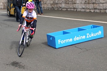 Nachwuchssportlerin Helene Franke drehte mit ihrem Rad einige Runden.