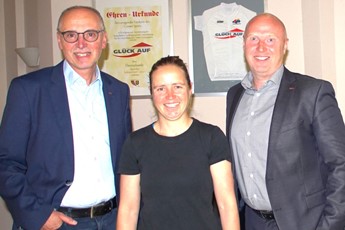 Die Vertragspartner hoffen auf ein gutes Gelingen der 20. Ostthringen Tour: Sportliche Leiterin Heike Schramm mit Uwe Klinger und Mathias Lack.