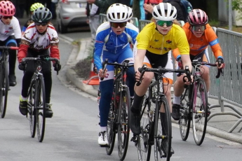 Auf regennassem Untergrund gewinnt Lotte Lorenz vom SSV Gera den Zielsprint auf der Schlussetappe in M�nchenbernsdorf und f�hrt so noch ins gelbe Trikot. (Foto: Jens Lohse)