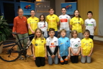 Junge Sportlerinnen und Sportler vom SSV Gera pr�sentieren mit Stolz die elf Wertungstrikots der Ostth�ringen Tour 2025.