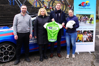 Nach der Unterzeichnung der Vereinbarungen zur F�rderung des Geraer SSV-Radnachwuchses: Andr� Sander (SSV-Pr�sident), Dominique N�ndel (Teamleiterin), Claudius Oleszak (Leiter Immobilienmanagement) und Trainerin Heike Schramm.