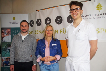 Andr� Sander, Jeannine Serfling und Dr. med. Kristian Heinz unterzeichnen Betreuungsvertrag zur medizinischen Absicherung von Radsportwettbewerben.