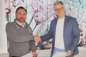 Der Fuhrpark f�r die Ostth�ringen Tour 2025 ist gesichert. Eine entsprechende Vereinbarung unterzeichneten AfA-Gesch�ftsf�hrer Markus Leischnig und SSV-Pr�sident Andr� Sander.