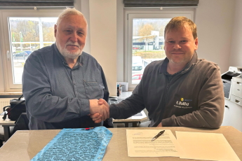 Org-Leiter Reinhard Schulze und Sascha Uhlig, Gesch�ftsf�hrer Uhlig Karosserie & Lack Identica, nach der Vertragsunterzeichnung.