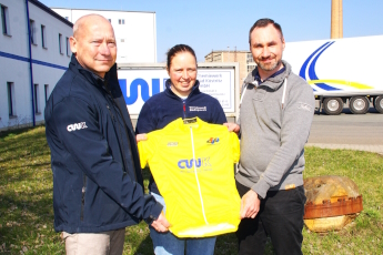 CWK-Gesch�ftsf�hrer Lars B�ttcher, Sportliche Leiterin Heike Schramm und Vereinspr�sident Andr� Sander pr�sentieren das Gelbe F�hrungstrikots der Altersklasse U11m.