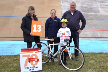 WBG Aufbau Gera �bergibt Sachpreise f�r die 23. Ostth�ringen Tour 2026: Anika Gumz, Bereichsleiterin Wohnungswirtschaft, Heike Schramm, Sportliche Leiterin, Maximilian Sch�ppe, SSV-Nachwuchsradsportler, Andreas Schricker, WBG-Vorstand.